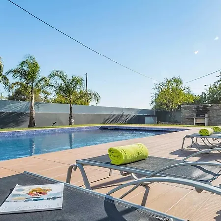 Sleeps 8 Air Con Wifi * Galvana