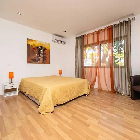 Sleeps 8 Air Con Wifi * Galvana