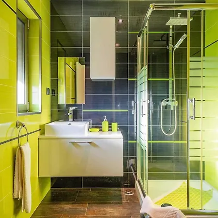 Sleeps 8 Air Con Wifi Galvana