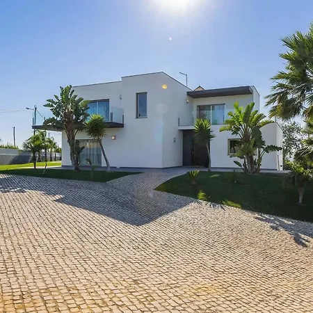 Sleeps 8 Air Con Wifi Villa