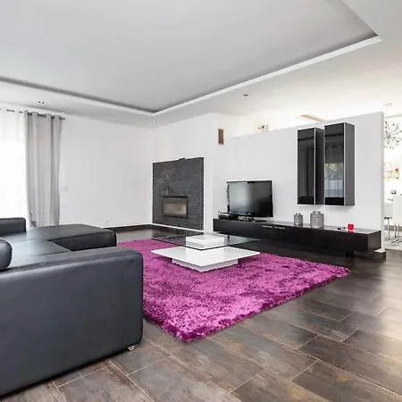 Sleeps 8 Air Con Wifi * Galvana