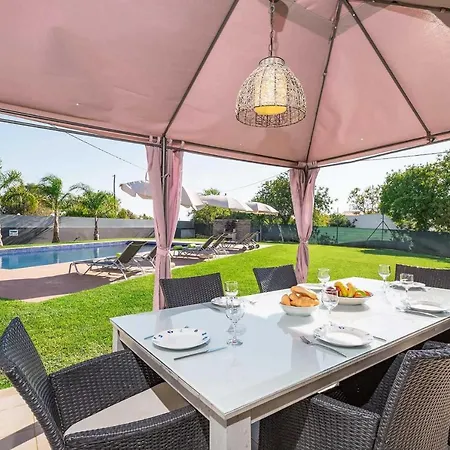 Villa Sleeps 8 Air Con Wifi *
