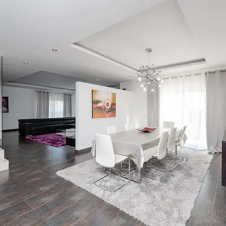 Sleeps 8 Air Con Wifi Galvana